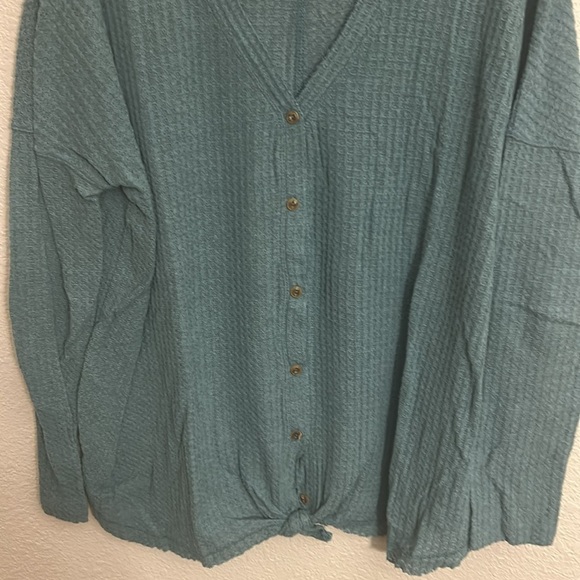 Women’s green long sleeve waffle knit top size M/L. - Picture 2 of 6